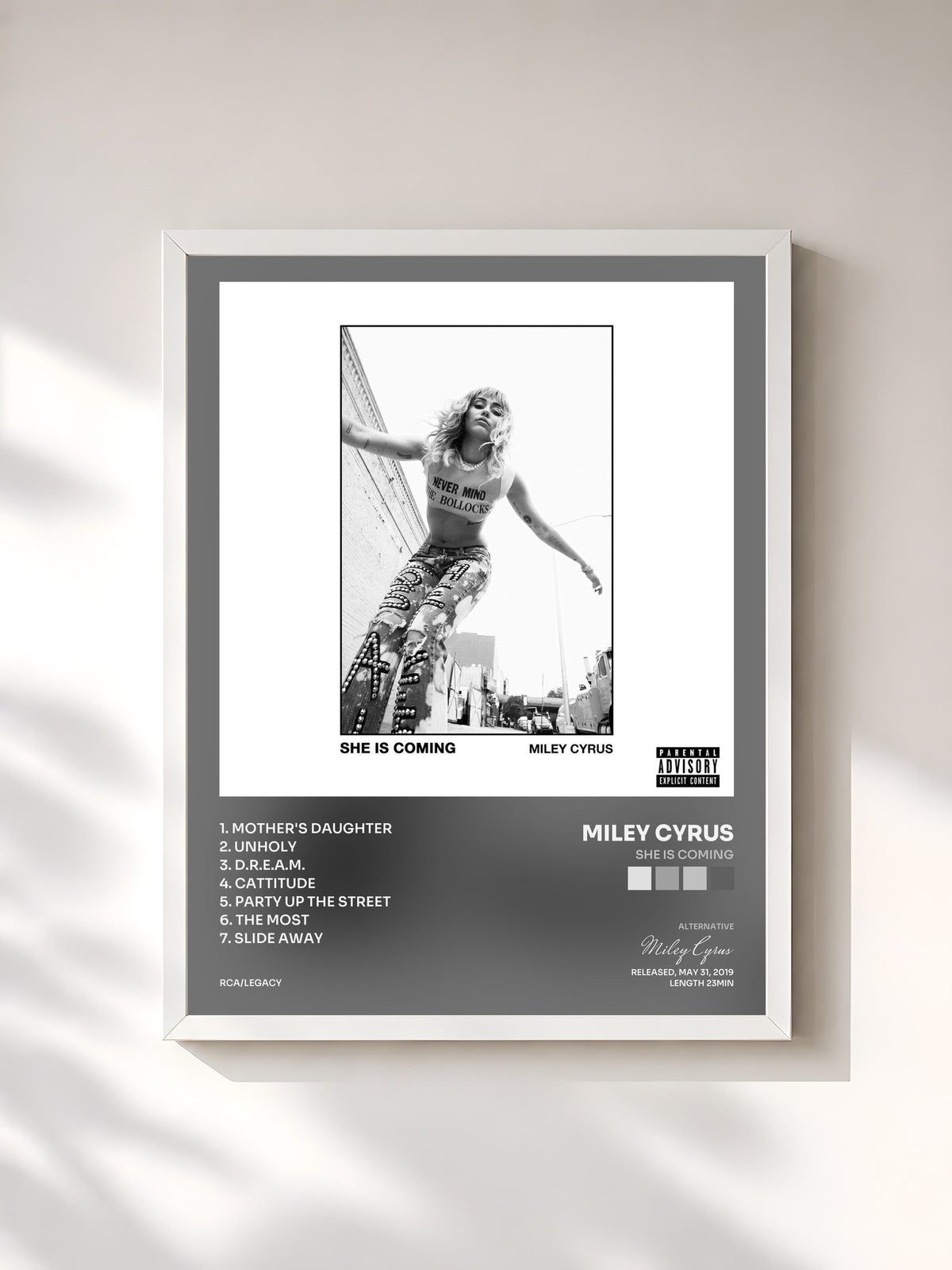 #blanc Tableau de l'album SHE IS COMING de Miley Cyrus, cadre blanc, imprimé et encadré en France