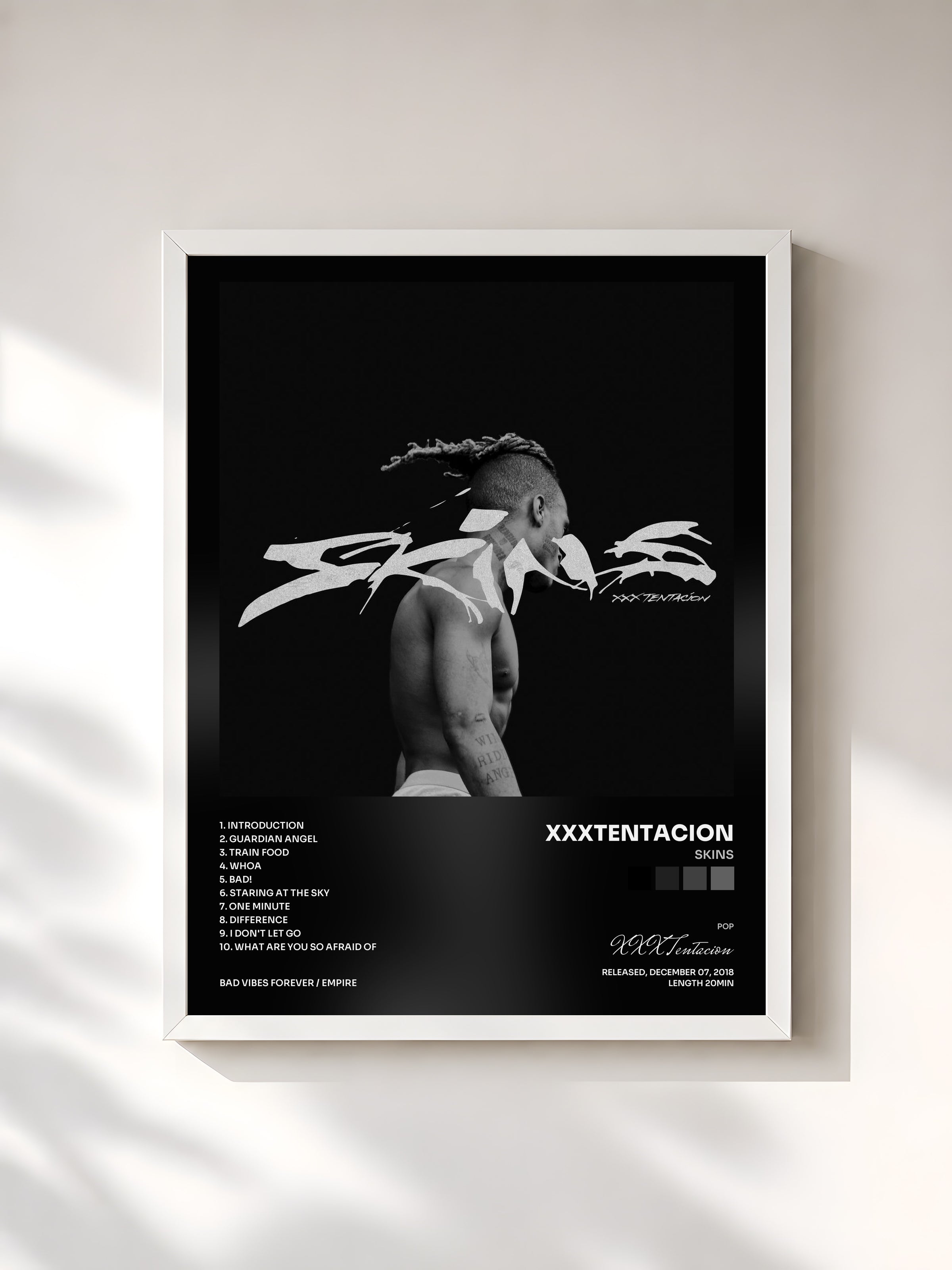 #blanc Tableau de l'album SKINS de XXXTentacion, cadre blanc, imprimé et encadré en France