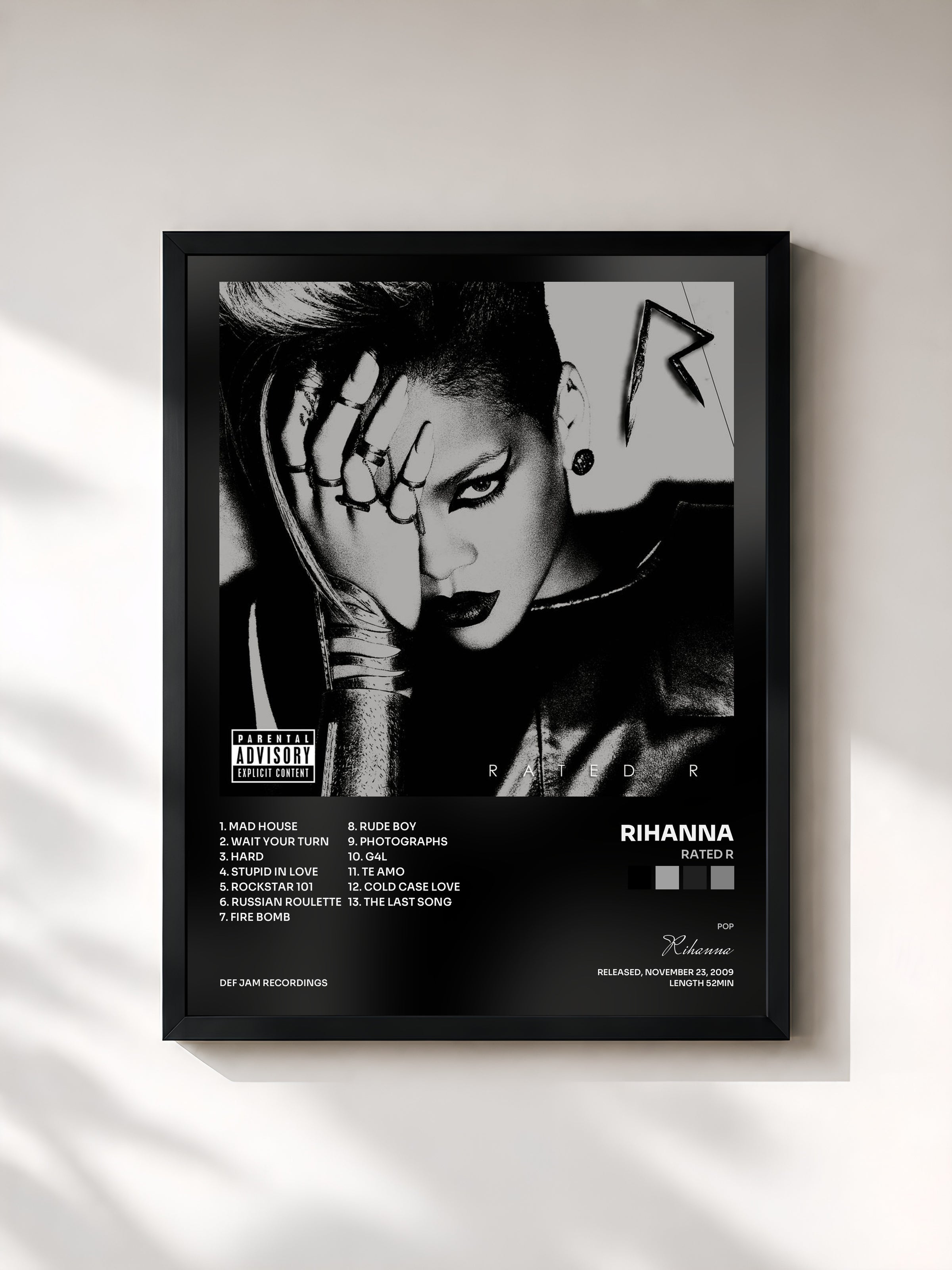 #noir Rated R de Rihanna en lámina enmarcada, marco negro, impresa y enmarcada en Francia