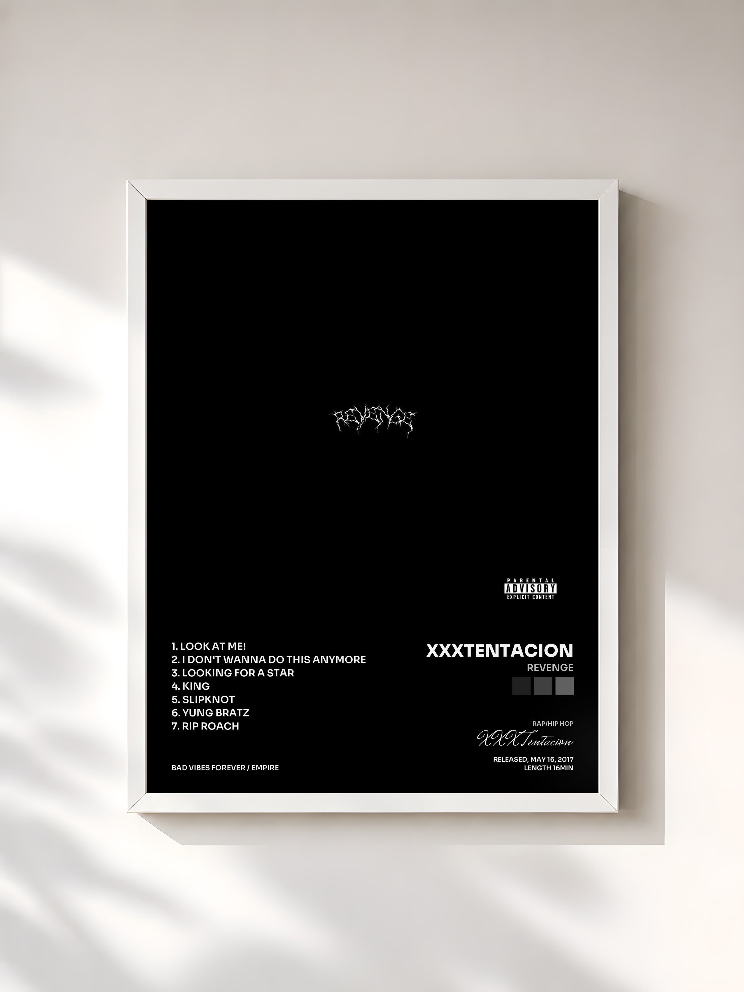 #blanc Tableau de l'album Revenge de XXXTentacion, cadre blanc, imprimé et encadré en France