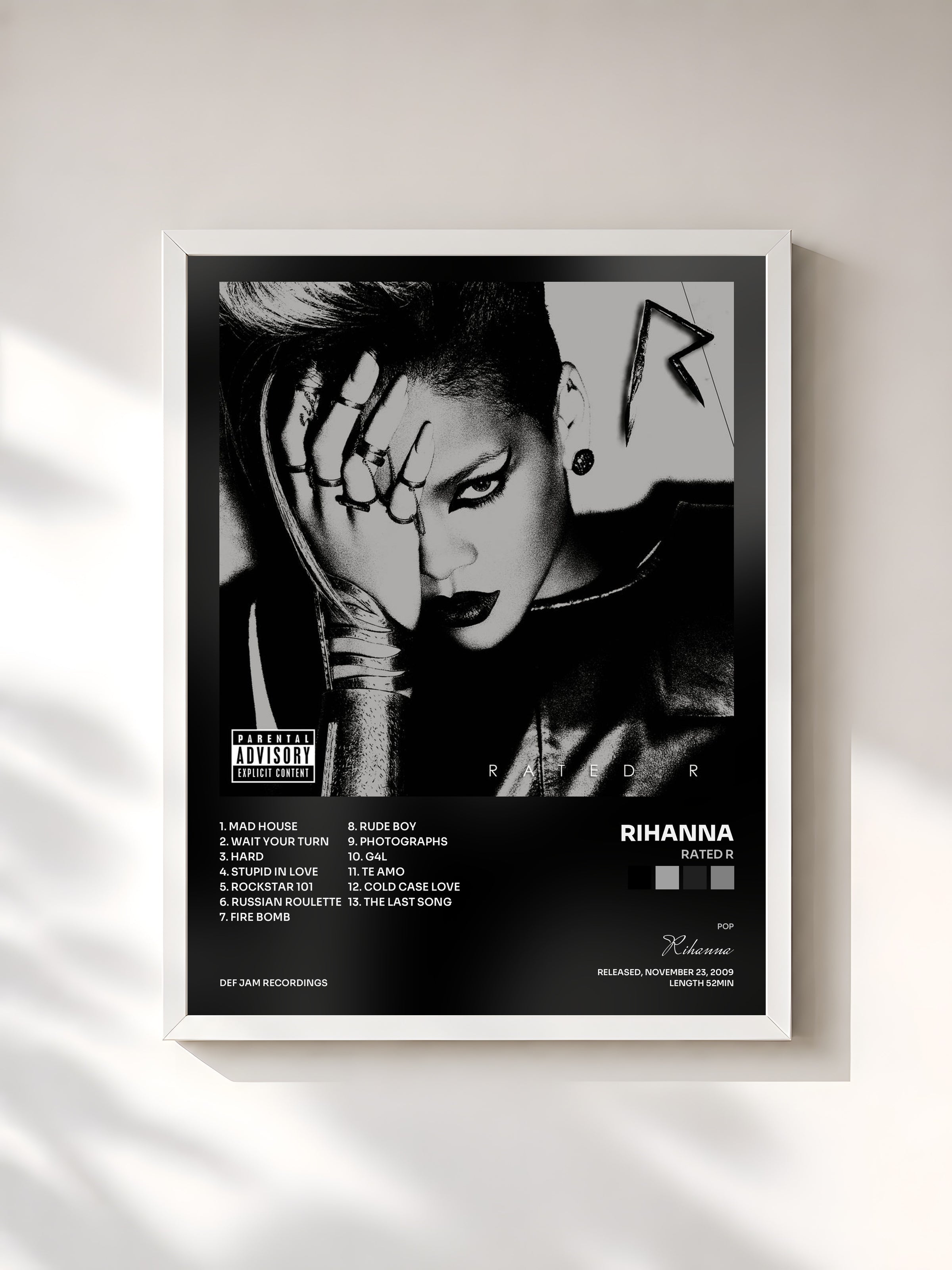 #blanc Rated R de Rihanna en lámina enmarcada, marco blanco, impresa y enmarcada en Francia